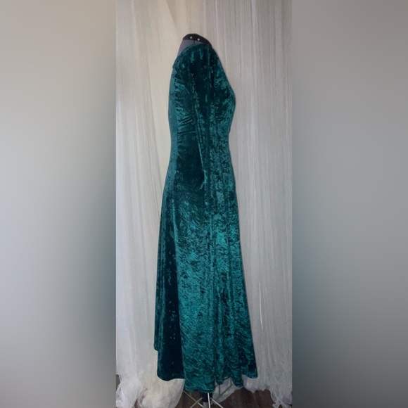 La Fête Emerald Velvet Dress - Picture 4 of 11